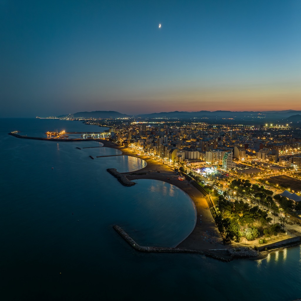Vinaròs al anochecer visto desde el aire